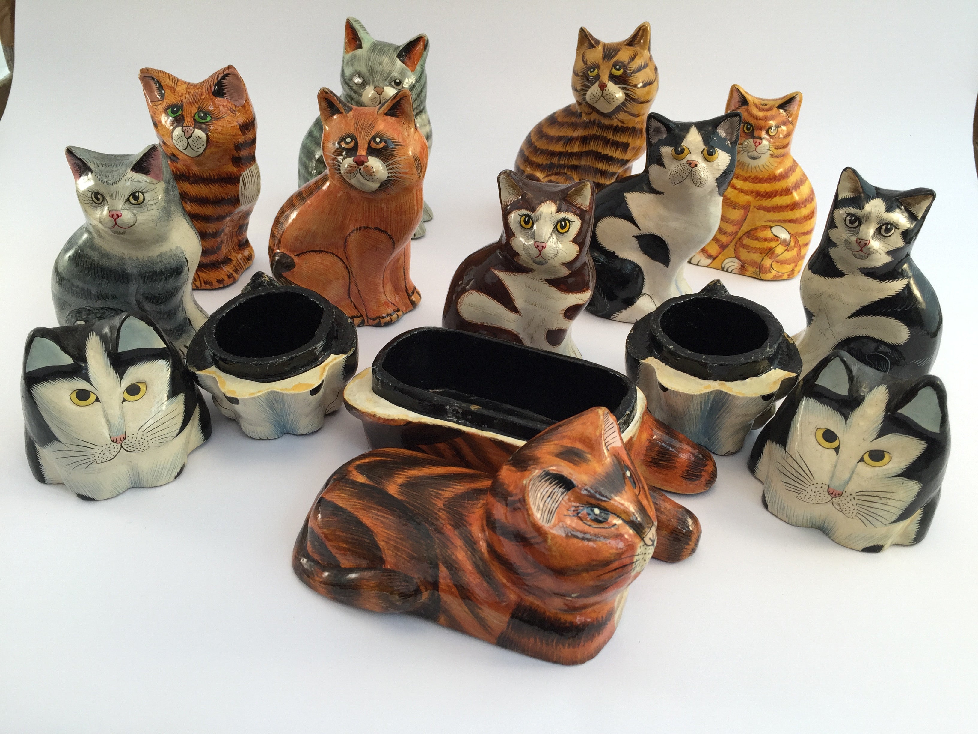 A family of 12 Indian made Cat figurines – Katoomie